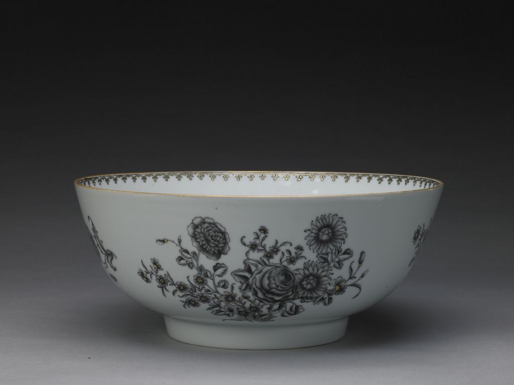 图片[1]-Black colored bowl with gold flower pattern-China Archive